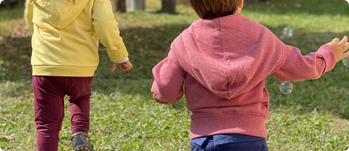 Bambini gioco giardino